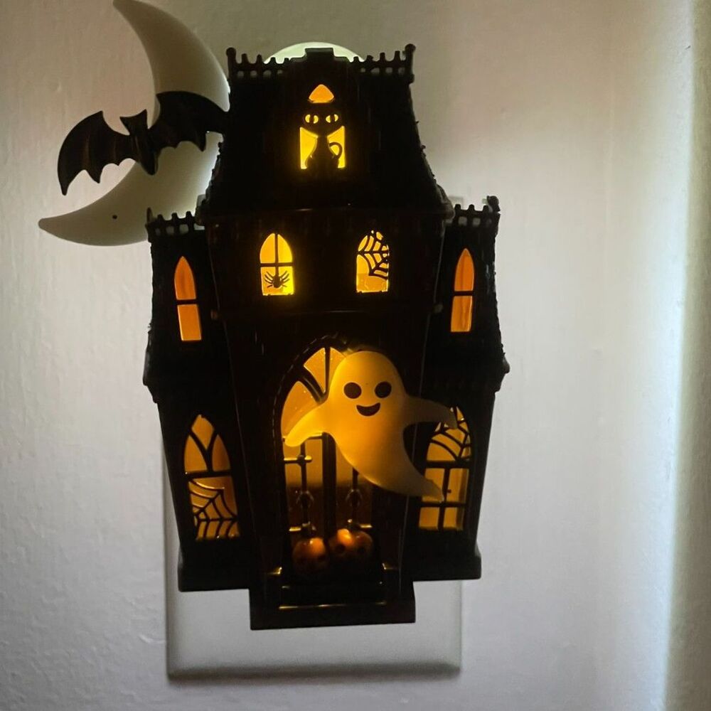 Bath & Body Works Halloween Ghostly Haunted House Wallflower Plug-In Nightlight